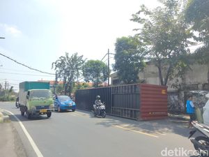 Kontainer 30 Ton Jatuh Hampir Timpa Kanit dan Kapolsek Krembangan Surabaya Kontainer 30 Ton Jatuh Hampir Timpa Kanit dan Kapolsek Krembangan Surabaya