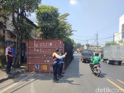 Kesaksian Warga Kontainer Jatuh Nyaris Timpa Kanit-Kapolsek: Tibake Ceblok!