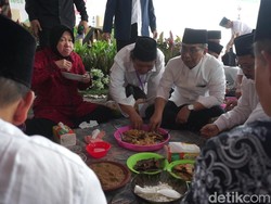 Keseruan Mensos Risma dan Ketum PBNU Makan Bareng Sambal Terong