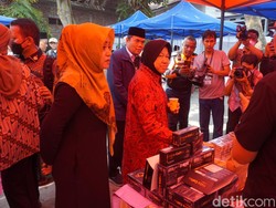 Momen Mensos Risma Tinjau Bazar Kopdar Terong Gosong di Mojokerto