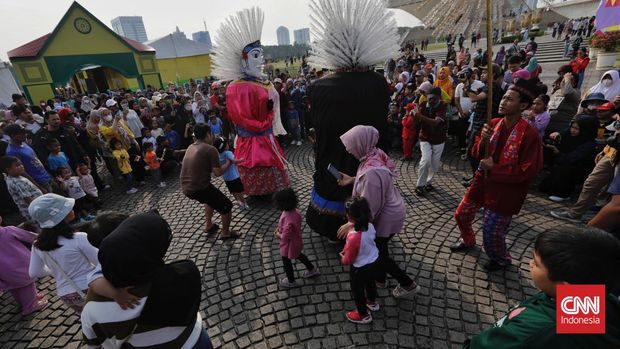 Warga menyaksikan Lebaran Betawi di Kawasan Monas. Jakarta, Sabtu, 20 Mei 2023. (CNN Indonesia/ Adhi Wicaksono)