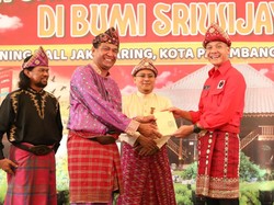 Diberi Tanjak Melayu, Ganjar Jadi Keluarga Kesultanan Palembang