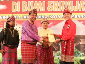 Diberi Tanjak Melayu, Ganjar Jadi Keluarga Kesultanan Palembang Diberi Tanjak Melayu, Ganjar Jadi Keluarga Kesultanan Palembang