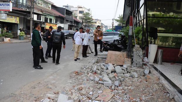 Pemkot Jakut Beri Tanda batas di Ruko Makan Jalan di Pluit (dok. humas Pemkot Jakarta Utara).