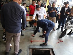 Ancam Bongkar, Pemkot Jakut Beri Tanda Batas Ruko yang Makan Jalan