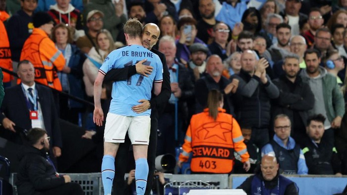 MANCHESTER, ENGLAND - MAY 17: Pep Guardiola embraces Kevin De Bruyne of Manchester City as they are substituted off during the UEFA Champions League semi-final second leg match between Manchester City FC and Real Madrid at Etihad Stadium on May 17, 2023 in Manchester, England. (Photo by Clive Brunskill/Getty Images)