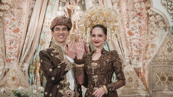 Resmi Menikah, 5 Rona Bahagia Enzy Storia dan Maulana Kasetra