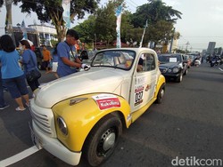 Nyentrik! Reli Mobil Kuno 2 Hari Tempuh Rute Magelang-Semarang