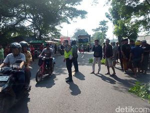 Gagal Salip Truk, Pembina Pramuka di Probolinggo Tewas Terlindas Gagal Salip Truk, Pembina Pramuka di Probolinggo Tewas Terlindas