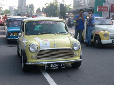 Potret Ratusan Mobil Kuno Wara-wiri di Magelang