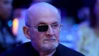 5 Potret Salman Rushdie Muncul ke Publik, Mata Sebelah Kanan Buta