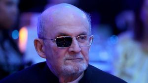 5 Potret Salman Rushdie Muncul ke Publik, Mata Sebelah Kanan Buta