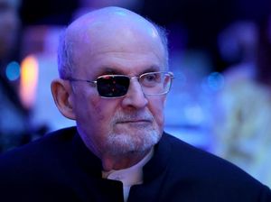 Salman Rushdie Raih Penghargaan Lagi, Didaulat Lifetime Disturbing The Peace Salman Rushdie Raih Penghargaan Lagi, Didaulat Lifetime Disturbing The Peace
