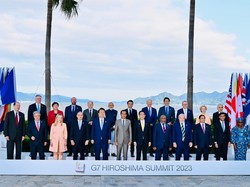Momen Hangat Macron dan PM Jepang Panggil Jokowi di Sesi Foto KTT G7