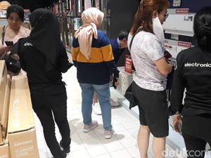 Datang ke Transmart Full Day Sale, Pengunjung Borong Alat Elektronik!