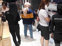 Datang ke Transmart Full Day Sale, Pengunjung Borong Alat Elektronik!