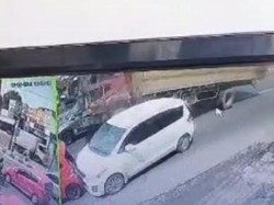 Truk Ngeblong Tabrak 4 Kendaraan di TL Sidoarjo Terekam CCTV, 1 Orang Luka