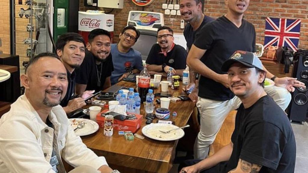 Kompaknya Vincent Rompies saat Makan Bareng Geng Motor The Prediksi Kompaknya Vincent Rompies saat Makan Bareng Geng Motor The Prediksi