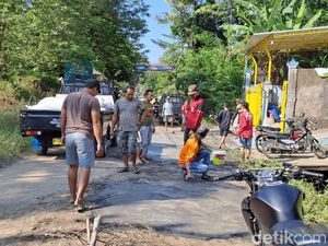 Warga Maron Probolinggo Patungan Perbaiki Jalan Rusak Secara Swadaya Warga Maron Probolinggo Patungan Perbaiki Jalan Rusak Secara Swadaya