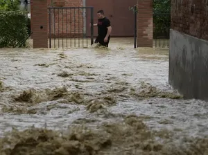 14 Orang Tewas Akibat Banjir di Italia, Lebih 36 Ribu Mengungsi 14 Orang Tewas Akibat Banjir di Italia, Lebih 36 Ribu Mengungsi