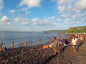 Pantai Jasri Karangasem Diserbu Masyarakat Untuk Melaksanakan Banyu Pinaruh Pantai Jasri Karangasem Diserbu Masyarakat Untuk Melaksanakan Banyu Pinaruh