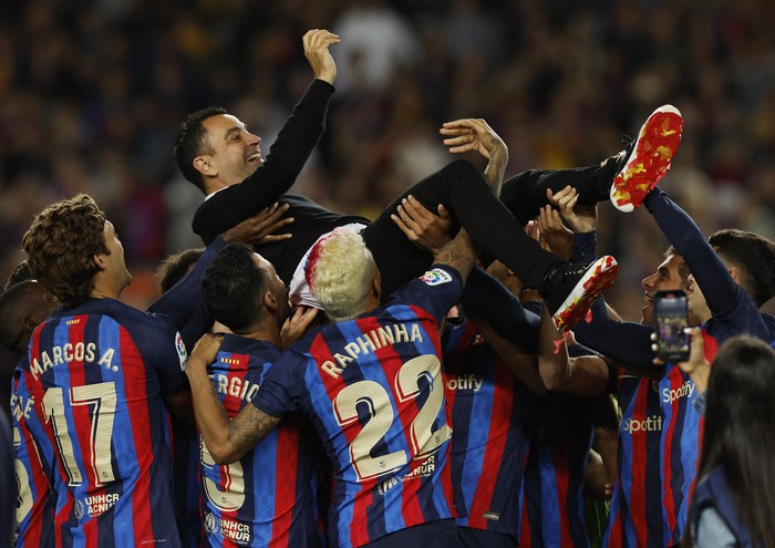 Soccer Football - LaLiga - FC Barcelona v Real Sociedad - Camp Nou, Barcelona, Spain - May 20, 2023 FC Barcelona coach Xavi is thrown in the air by his players as they celebrate winning LaLiga after the match REUTERS/Albert Gea