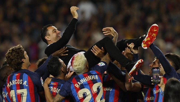Soccer Football - LaLiga - FC Barcelona v Real Sociedad - Camp Nou, Barcelona, Spain - May 20, 2023 FC Barcelona coach Xavi is thrown in the air by his players as they celebrate winning LaLiga after the match REUTERS/Albert Gea