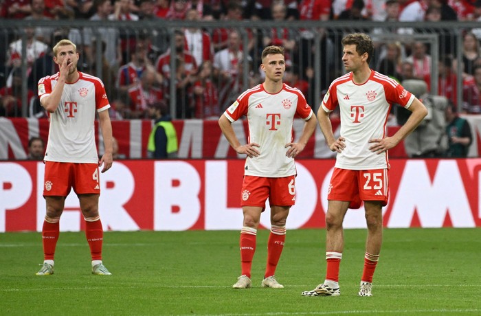 Soccer Football - Bundesliga - Bayern Munich v RB Leipzig - Allianz Arena, Munich, Germany - May 20, 2023 Bayern Munichs Thomas Mueller, Joshua Kimmich and Matthijs de Ligt look dejected after conceding their third goal REUTERS/Angelika Warmuth DFL REGULATIONS PROHIBIT ANY USE OF PHOTOGRAPHS AS IMAGE SEQUENCES AND/OR QUASI-VIDEO.     TPX IMAGES OF THE DAY