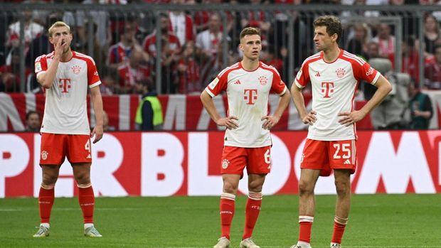 Soccer Football - Bundesliga - Bayern Munich v RB Leipzig - Allianz Arena, Munich, Germany - May 20, 2023 Bayern Munich's Thomas Mueller, Joshua Kimmich and Matthijs de Ligt look dejected after conceding their third goal REUTERS/Angelika Warmuth DFL REGULATIONS PROHIBIT ANY USE OF PHOTOGRAPHS AS IMAGE SEQUENCES AND/OR QUASI-VIDEO. TPX IMAGES OF THE DAY