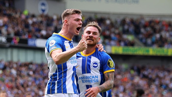 BRIGHTON, ENGLAND - MAY 21: Evan Ferguson of Brighton & Hove Albion celebrates with teammate Alexis Mac Allister after scoring the teams first goal  during the Premier League match between Brighton & Hove Albion and Southampton FC at American Express Community Stadium on May 21, 2023 in Brighton, England. (Photo by Richard Heathcote/Getty Images)