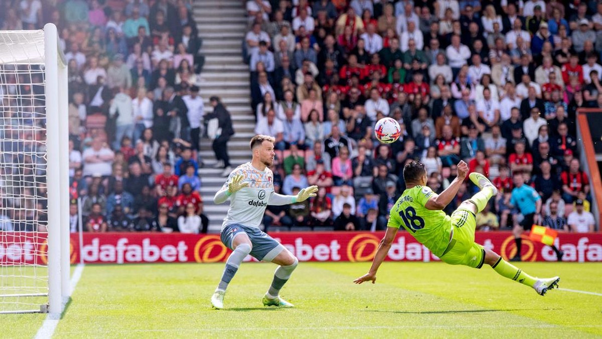 Casemiro mencetak gol salto ke gawang Bournemouth. (Foto: Manchester United via Getty Imag/Ash Donelon)