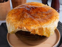 Resep Beef Zuppa Soup, Gurih Berempah dengan Puff Pastry Renyah