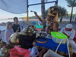 Ribuan Warga Ikuti Banyu Pinaruh di Pantai Kelecung, Ada 2 Mahasiswa Jerman