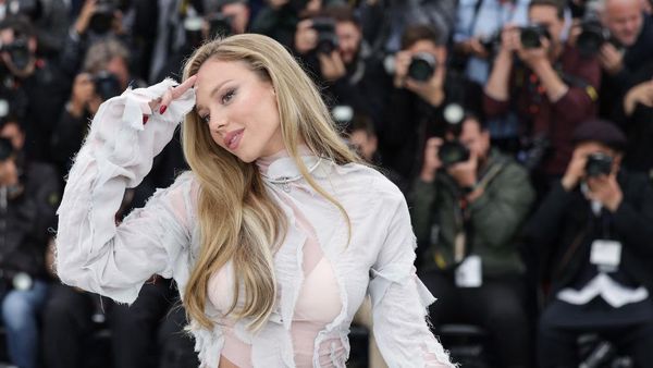 Pose Menggoda Ester Exposito