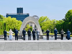 Jokowi Letakkan Bunga Beri Penghormatan ke Korban Bom Atom Hiroshima