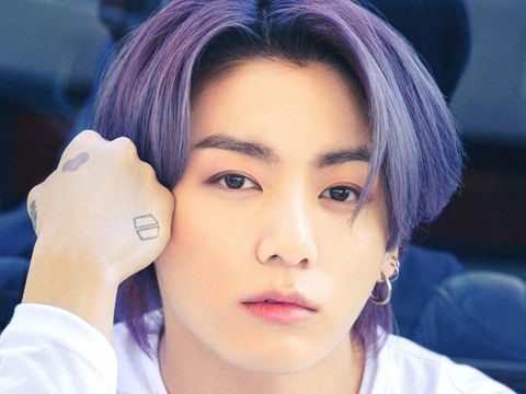 Jungkook BTS dengan softlens ungu
