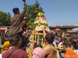Meriahnya Garebek Tahu Bulat di Tidar Magelang