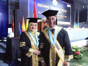 Perjuangan Eks Wagub Banten dan Istri Bisa Bareng Wisuda Doktoral Perjuangan Eks Wagub Banten dan Istri Bisa Bareng Wisuda Doktoral