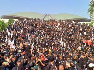 Massa Aldera Gelar Peringatan 25 Tahun Reformasi di Gedung Kura-kura DPR Massa Aldera Gelar Peringatan 25 Tahun Reformasi di Gedung Kura-kura DPR