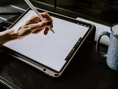 Menggambar secara digital dengan tablet