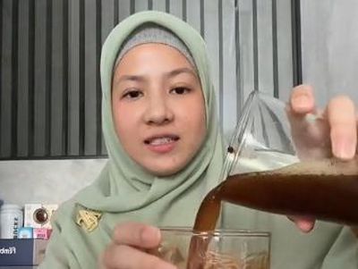 Natasha Rizky Jago Racik Es Kopi yang Nikmat dan Segar
