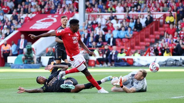 NOTTINGHAM, INGGRIS - 20 MEI: Taiwo Awoniyi dari Nottingham Forest mencetak gol pertama tim melewati Aaron Ramsdale dari Arsenal selama pertandingan Liga Premier antara Nottingham Forest dan Arsenal FC di City Ground pada 20 Mei 2023 di Nottingham, Inggris.  (Foto oleh Catherine Ivill/Getty Images)