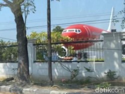 Sultan Nganjuk! Markirin Kembaran Pesawat Indonesia One di Halaman Rumah