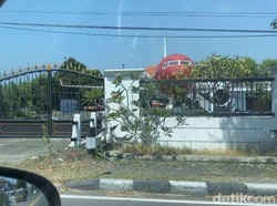 Alasan Sultan Nganjuk Parkir Pesawat Depan Rumah