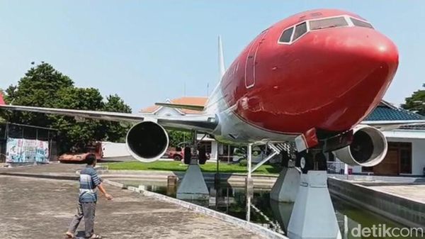 Penampakan Pesawat yang Diparkir Depan Rumah Sultan Nganjuk