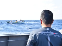 Bakamla Evakuasi Korban Kapal Mati Mesin di Perairan Rote