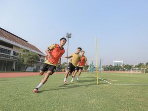 Aji Santoso Poles Lini Pertahanan Persebaya dengan Flat Back Four