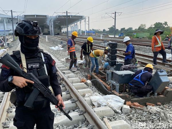 Polisi Bersenjata Jaga Ketat Proyek Kereta Cepat Jakarta-Bandung