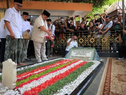 Momen Prabowo Ziarah ke Makam Gus Dur di Kompleks Ponpes Tebuireng