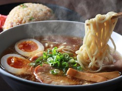 Makan Ramen di London, Food Vlogger Ini Kaget dengan Lihat Harganya